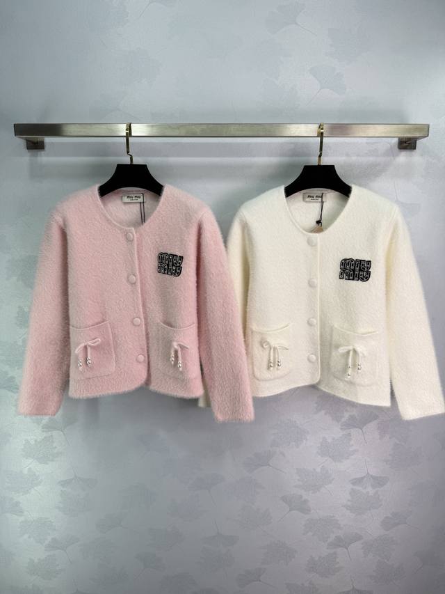 Miu*25秋冬新款毛绒开衫外套，柔软材质超适合早秋穿搭圆领+珍珠纽扣，精致感满满，胸前小口袋和蝴蝶结细节，俏皮又优雅短款设计，搭配高腰裤或裙都很出彩，通勤休闲