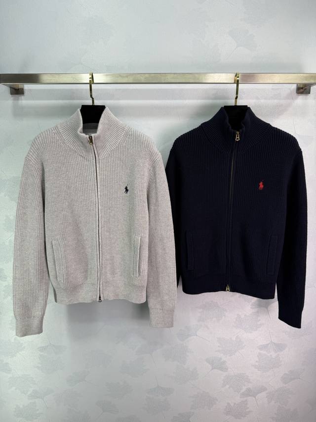 po*25秋冬立领拉链针织开衫，面料柔软舒适，经典立领+全拉链设计，穿脱方便，胸前小马刺绣超有辨识度计。合身版型+侧边口袋，实用又时髦，通勤休闲都能穿，搭配牛仔