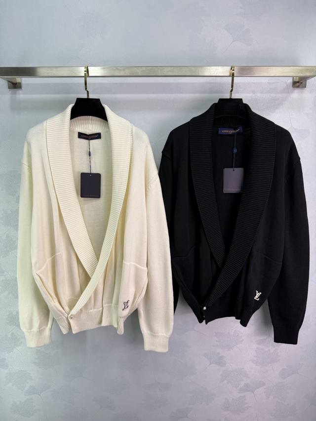 Lou*25秋冬新款丹迪风针织开衫，选用细腻绵羊毛，柔软有质感。低披肩领+交襟设计，优雅又实用，珠光纽扣点缀细节感满满。百搭不挑人，Lv铭纹刺绣低调奢华，既能当