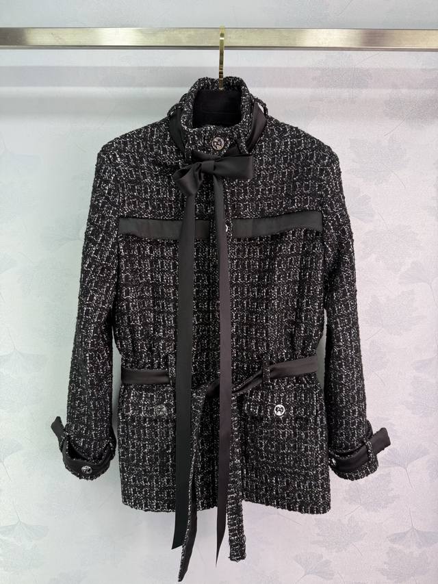 Ch*25Fw编织腰带洋装外套肌理明显，毛料肉眼可见，质感超好 粗花条纹毛呢面料打造名媛风典范立领正肩版型 胸口皮质拼接假口袋造型，单排印刻蝴蝶结圆扣 ＋精致黑