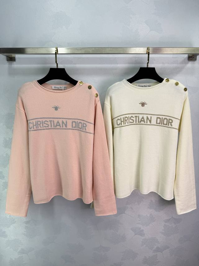 Dio*25秋冬新款针织毛衣，选用高品质山羊绒，柔软细腻，保暖性超赞~胸前刺绣+蜜蜂图案，品牌感满满。肩部金属纽扣点缀，细节精致，秋冬穿搭超适合无论配牛仔裤还是