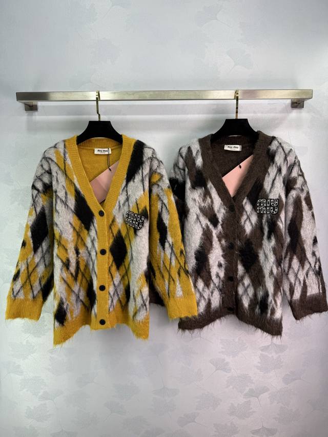 Miu*25秋冬新款针织开衫，拼色菱形图案+黑色纽扣，活泼又有个性毛边设计超有复古感计。材质柔软，搭配连衣裙或高腰裤都很出彩，日常休闲或街头风都能轻松驾驭~2色