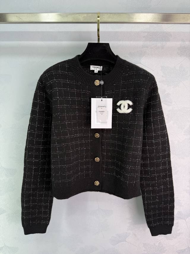 Ch*25秋冬新款针织外套 经典格纹+金色纽扣，胸前双C标志超有辨识度计。羊毛混纺材质，柔软又保暖，搭高腰裤 裙都很出彩，干练Or优雅随心切换~日常通勤、休闲都