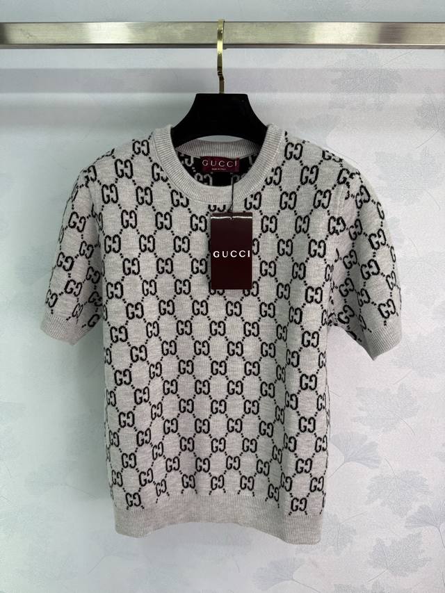 Gucc* 2025早秋新款提花针织双面圆领短袖！定制羊毛针织材质 舒适软糯 弹力十足 圆领针织短袖裁剪 领口袖口螺纹包边 舒适有弹力 成衣双G撞色提花满印 彰