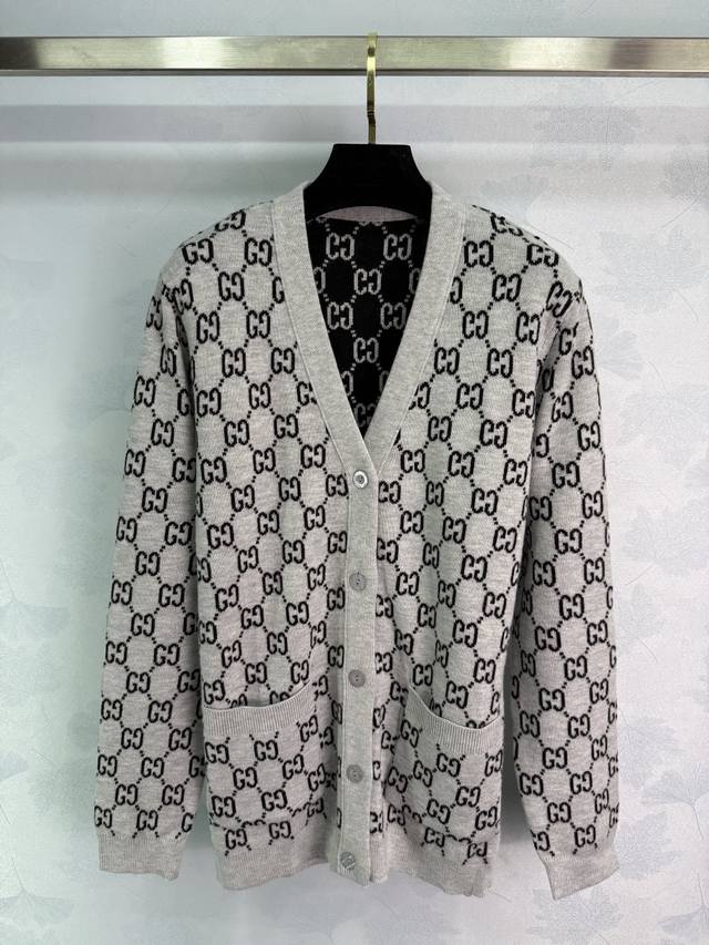 Gucc* 2025早秋新款提花针织双面V领开衫 定制羊毛针织材质 舒适软糯 弹力十足 V领针织开衫裁剪 领口袖口螺纹包边 舒适有弹力 成衣双G撞色提花满印 彰