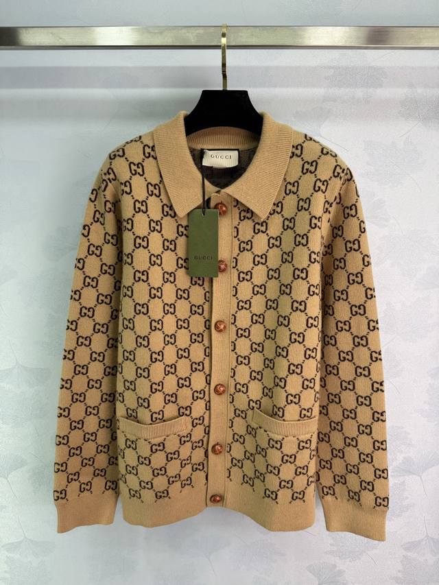 Gu*25秋冬新款Gg老花羊毛开衫，驼色主调+经典双G老花，复古学院风满满羊毛柔软又保暖，秋冬穿超合适。天然木扣+罗纹衣领和口袋，细节精致，质感高级。日常通勤或
