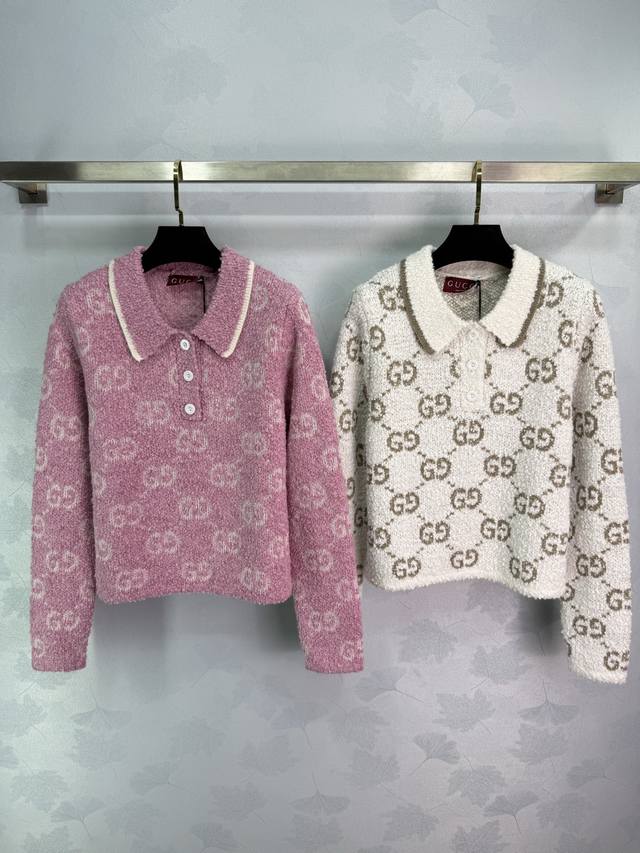 Gu*25秋冬新款提花翻领上衣，经典双G图案+柔软毛绒面料，复古又时髦。翻领撞色设计，搭配高腰裤或裙都很出彩日常休闲！2色3码Sml T226B.