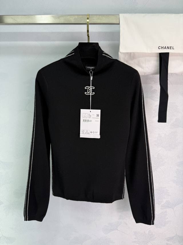 Ch*2025新款小高领针织套头毛衣，25Coco滑雪系列#定制Yb羊毛纱线织造，质感细腻，穿搭舒适，小高领套头毛衣版型，以弹力坑条螺纹包边收窄，领边肩膀延伸至