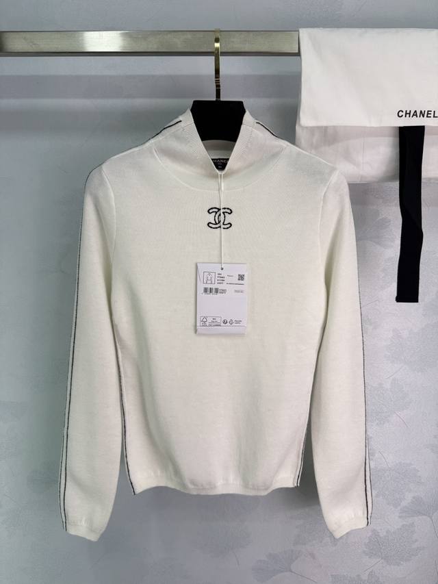 Ch*2025新款小高领针织套头毛衣，25Coco滑雪系列#定制Yb羊毛纱线织造，质感细腻，穿搭舒适，小高领套头毛衣版型，以弹力坑条螺纹包边收窄，领边肩膀延伸至