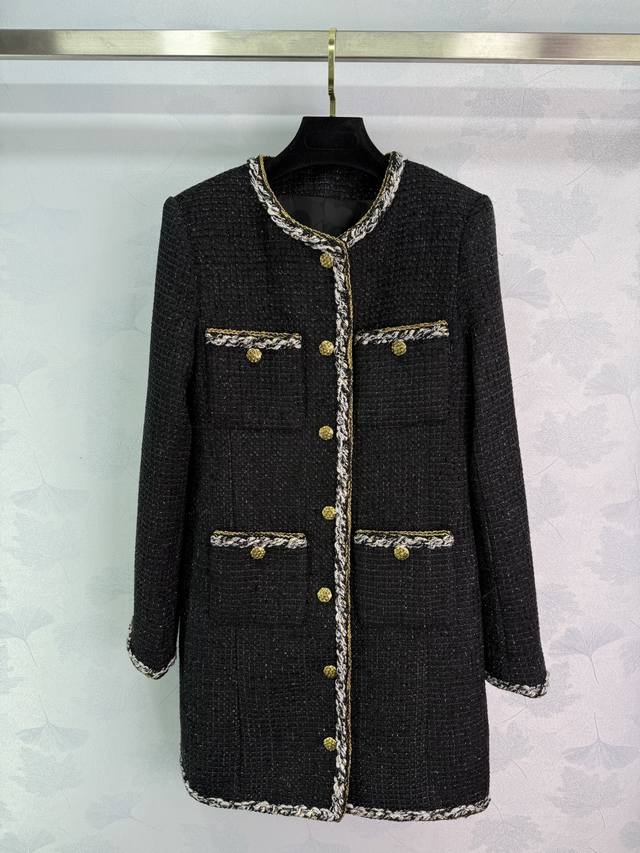 Chane*2025秋冬新款圆领捆边编织洋装长款外套 定制Yb进口粗纺羊毛呢材质 质感高级 品相十足 圆领洋装长款外套版型 垫肩设计贴合人体 更显身姿纤细挺拔