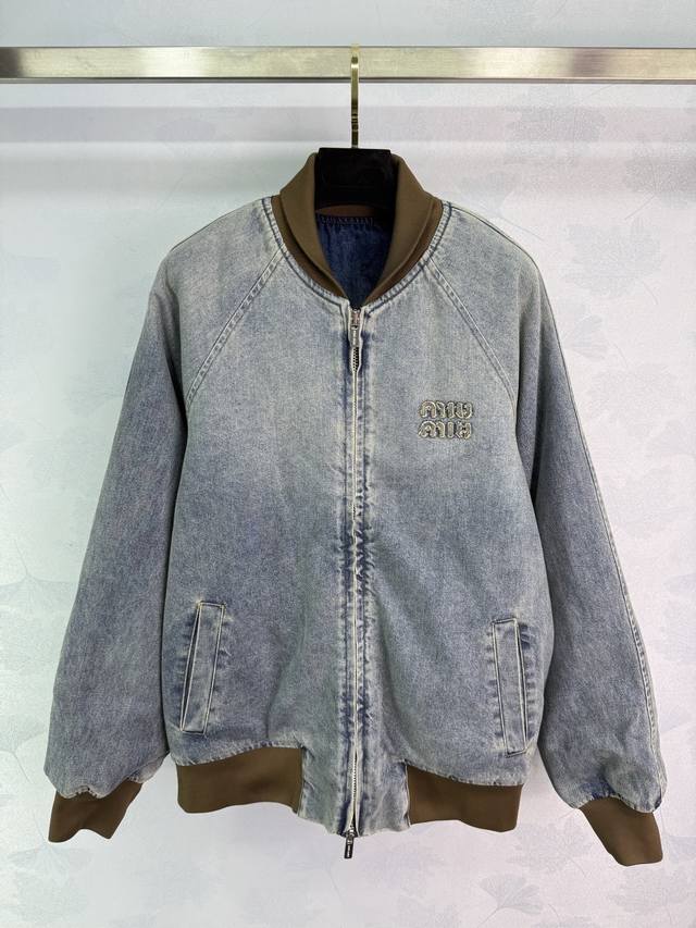Miumi*2025秋冬新款撞色螺纹拉链牛仔棉服外套 定制Yb斜纹棉牛仔材质，酵素水洗工艺，磨白做旧渐变效果清晰，落肩宽松外套版型，小立领拉链开襟，搭配弹力螺纹