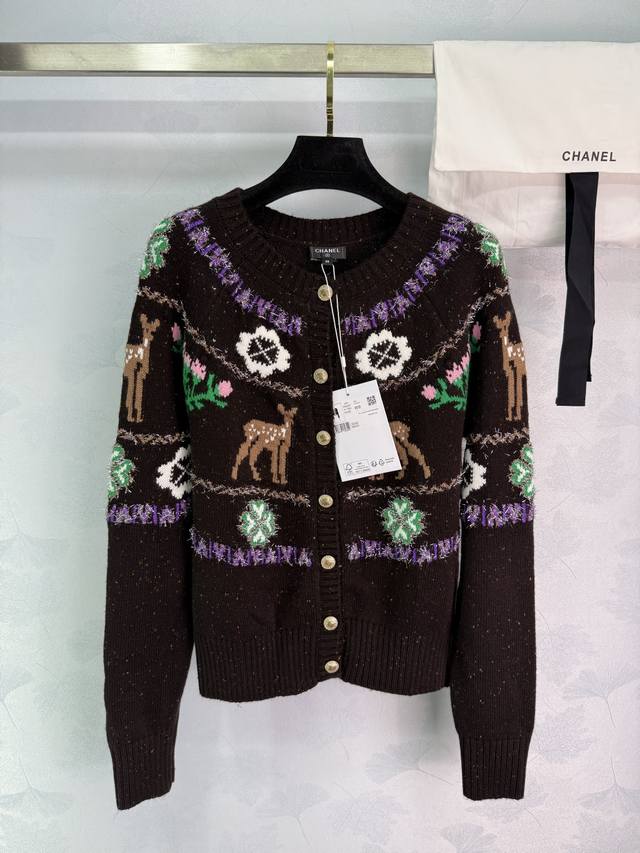 Ch*25N Coconeige滑雪系列开衫外套。非常有冬日氛围感圣诞费尔岛勾花图案，经典圆领百搭减龄又时髦！定制彩纱羊毛纱线，前后定位重工勾边嵌花图案装饰，文