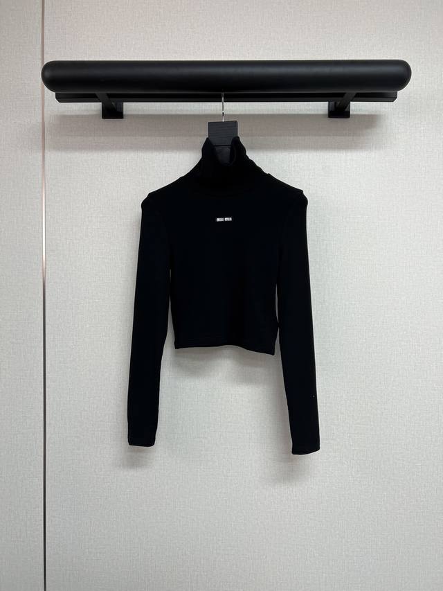 高品质Miumiu2025秋冬新款短款紧身长袖高领打底衫胸前Miumiulogo装饰单穿或者搭配外套都是超级好看加绒面料亲肤舒适柔软身上简约大气超显身材比例高品