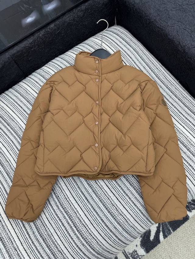 爆款现货 原版定制 Moncle*｜2025新品立领羽绒服外套 定制Yb进口材质，其工艺还原，白鹅绒填充内里，整件轻盈保暖，躯干采用菱格压纹，穿插点缀凹凸曲字形