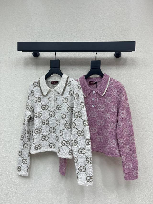 Gucc*25秋冬新款颗粒感提花针织上衣。定制Yb羊毛纱线织造，工艺处理，颗粒感明显，质感上乘，翻领针织长袖毛衣，螺纹包边收窄，领边白边勾勒，细节满分，洋气魅力