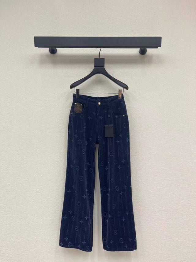 Louis Vuitto*提花磨毛直筒裤 采用优质面料 内里有做磨毛 满印提花设计 复古洗水工艺 高腰直筒版型 上身很显质感 很适合秋冬的一款牛仔裤 Sml A