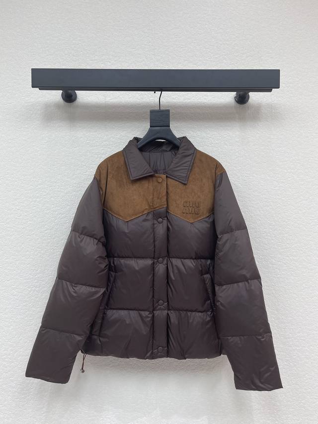 Miumi*25秋冬新品撞色麂皮绒拼接羽绒服外套 冬季必备款 国标90白鹅绒填充复古的咖棕色 自带老钱时髦感 简约面包服设计 肩部采用麂皮绒拼接设计 胸前经典的