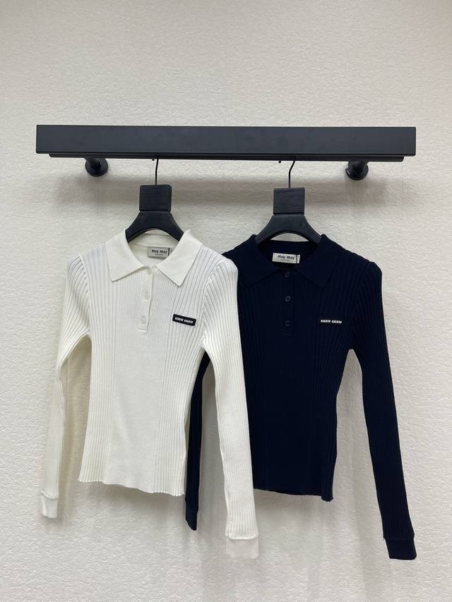 Miumi*25秋冬新款翻领针织长袖！定制羊毛纱线织造 质感高级舒适 修身针织长袖剪裁 胸前装点标志性字母徽标图案 彰显品牌个性 凸显穿搭高级感 竖坑条纹理显瘦