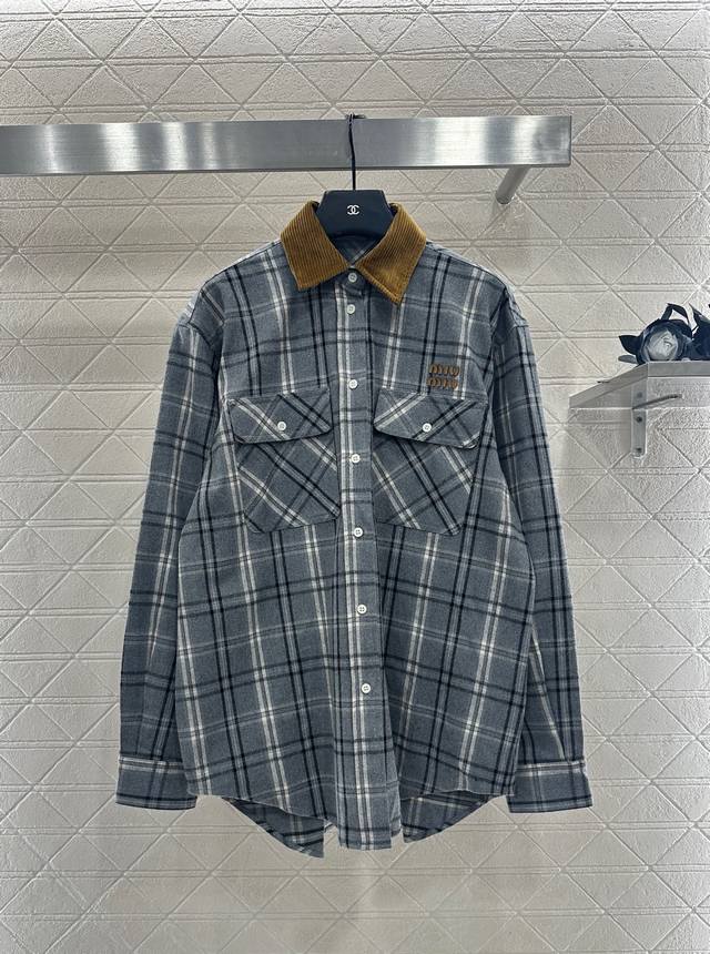 Miumi*2025新品上架 对条对格格纹衬衫 通体饰以全棉毛呢材质，质感柔软舒适，时髦洋气，廓形Oversized衬衫裁剪，灯芯绒领拼接撞色，色彩面料双碰撞，