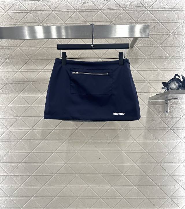 Miumi2025新品上架 尼龙工装拉链半裙 外层饰以防风防水尼龙材质，内里毛呢处理，穿搭保暖舒适，挺括有型，侧腰拉链高腰短裙剪裁，前幅拉链口袋装饰，设计别具一