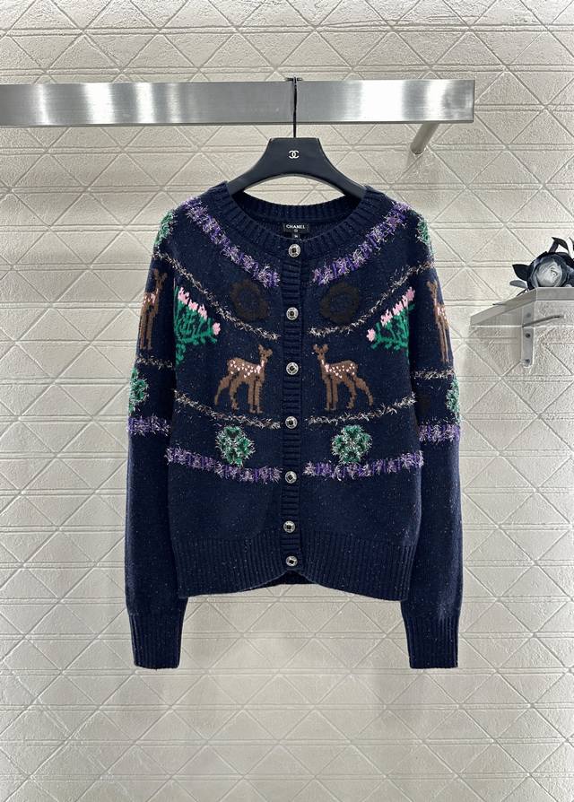 Chane*2025新品上架 重工钩花圆领针织开衫 25Coco圣诞滑雪系列#定制Yb羊绒针织材质，质感高级，舒适柔软，圆领针织开衫，纽扣开襟设计，领口袖口螺纹