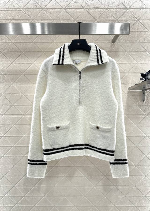 Chane*2025新品上架 撞色条纹翻领针织上衣 25Coco滑雪系列#定制Yb羊绒纱线织造，工艺处理，呈现软糯颗粒感肌理，翻领毛衣版型，半开襟拉链设计，领边