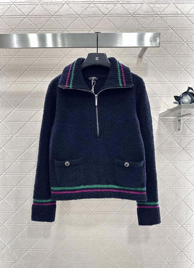 Chane*2025新品上架 撞色条纹翻领针织上衣 25Coco滑雪系列#定制Yb羊绒纱线织造，工艺处理，呈现软糯颗粒感肌理，翻领毛衣版型，半开襟拉链设计，领边