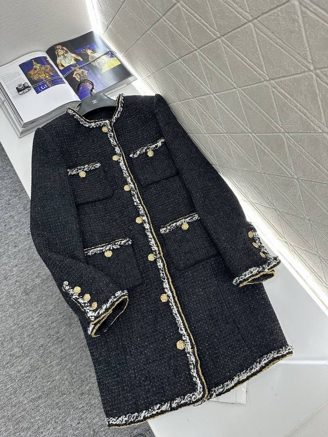 Chane*2025新品上架 圆领捆边编织洋装长款外套 定制Yb进口粗纺羊毛呢材质，质感高级，品相十足，圆领洋装长款外套版型，垫肩设计贴合人体，更显身姿纤细挺拔