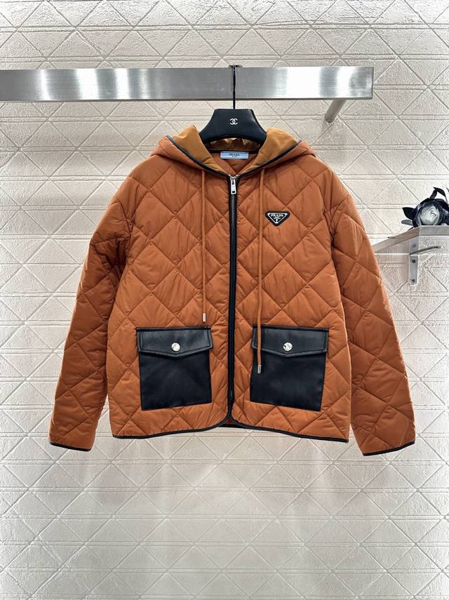 prad*2025新品上架 拼皮口袋连帽棉服外套 定制Yb进口防风防水尼龙材质，羽绒棉填充内里，整件轻盈保暖，连帽棉服外套，拉链开襟设计，暖和不显臃肿，穿搭性更