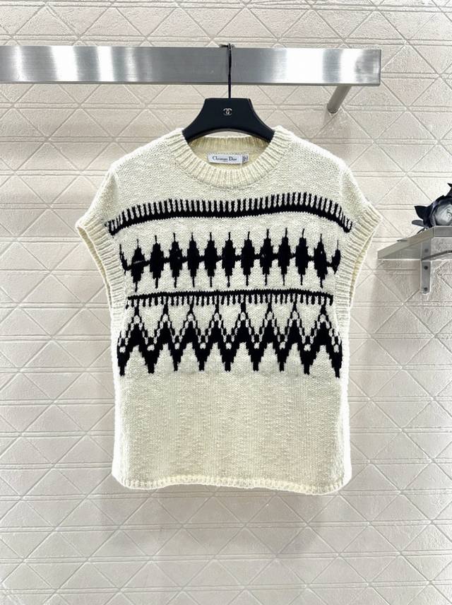 Dio*2025新品上架 提花针织马甲 定制Yb羊绒纱线织造，提花工艺处理，呈现出不同波纹形状，阔袖马甲版型，大身胸口横向波纹分布，锯齿三角等提花图案，复古时尚