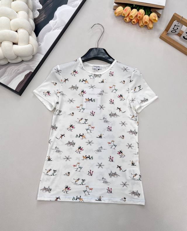 Chanel2025新品圆领印花T恤，25Coco滑雪系列#定制Yb丝绵材质，质感舒适，弹力十足，修身圆领短袖裁剪，胸口波浪花边包边，居中位置点缀水钻蝴蝶结徽标