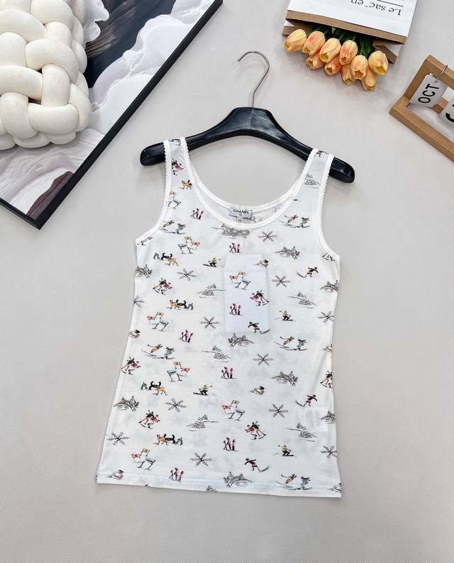 Chanel2025新品圆领印花背心，25Coco滑雪系列#定制Yb丝绵材质，质感舒适，弹力十足，修身圆领背心裁剪，胸口波浪花边包边，居中位置点缀水钻蝴蝶结徽标