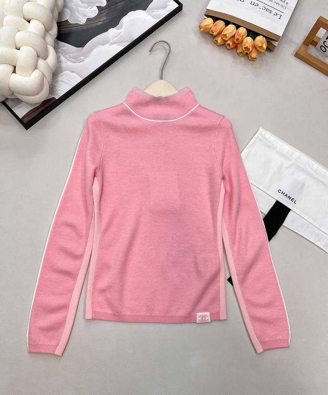 Chanel2025新款小高领针织套头毛衣，25Coco滑雪系列#定制Yb羊毛纱线织造，质感细腻，穿搭舒适，小高领套头毛衣版型，以弹力坑条螺纹包边收窄，领边肩膀