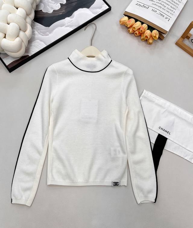 Chanel2025新款小高领针织套头毛衣，25Coco滑雪系列#定制Yb羊毛纱线织造，质感细腻，穿搭舒适，小高领套头毛衣版型，以弹力坑条螺纹包边收窄，领边肩膀