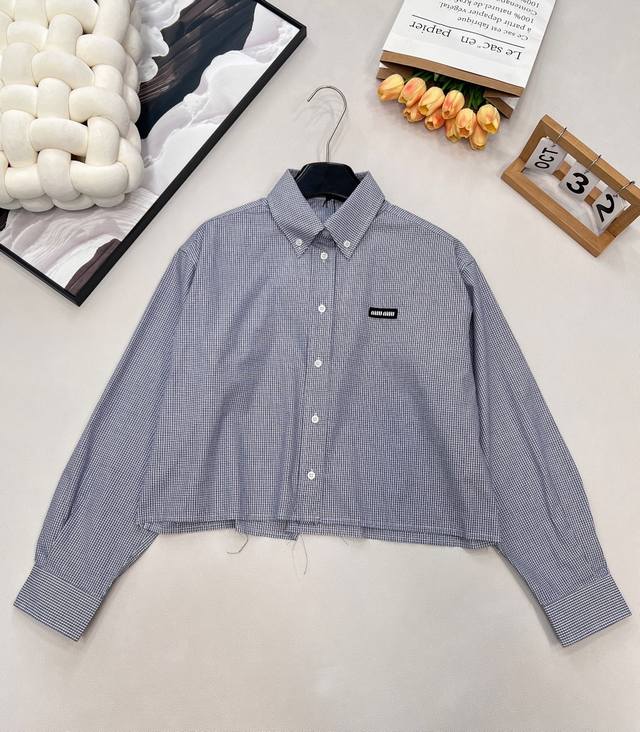 Miumiu2025新款字母贴片短款格子衬衣，定制Yb进口棉府绸材质，柔软亲肤，舒适不易皱，长袖短款衬衣，开发，对色对格藏蓝色系格纹元素，配合胸前字母徽标，呈现