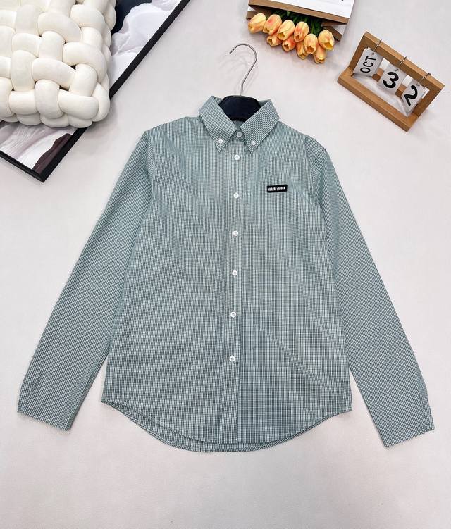 Miumiu2025新款字母贴片常规格纹衬衣，定制Yb进口棉府绸材质，柔软亲肤，舒适不易皱，常规廓形衬衣，开发，对色对格草绿色系格纹元素，配合胸前字母徽标，呈现