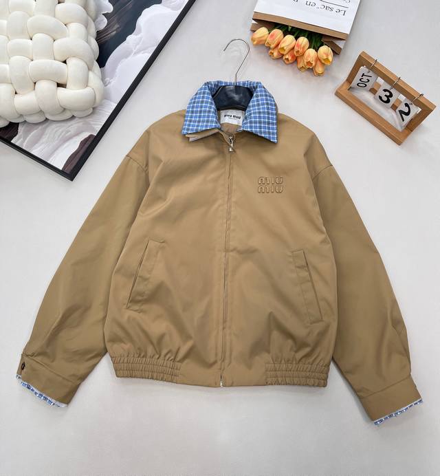 Miu2025秋冬新款格子领双领夹克，原版定制面料采用220克全棉细斜纹面料加进口工艺涂层 还原一致复古做旧风格 领口格纹布 定色定染 激光对位格纹裁剪 每件格