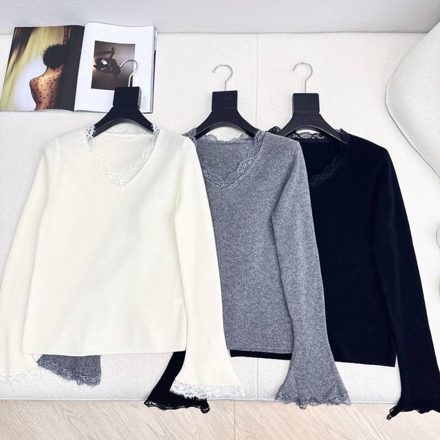 人手必备 Es 25Ss 秋冬最新款拼接蕾丝设计V领打底衫 日常必备款 各种好穿好搭配 采用羊毛针织纱线面料 十分软糯贴身舒适 拼接蕾丝装饰 有亮点又不过分吸睛