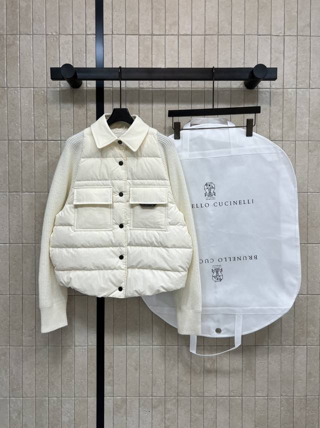 Bru家 25秋冬新款 长袖羊绒针织拼接羽绒服 气质宽松轻薄翻领羽绒服外套 主体国标90白鹅绒填充 袖子拼接羊毛山羊绒桑蚕丝针织 保暖又舒适 翻领+短款剪裁 宽