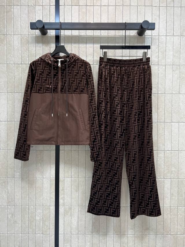 Fd家 25秋冬新款 Ff提花丝绒拼接休闲套装 连帽拼接拉链外套+Ff提花阔腿裤 标志性Ff老花图案 辨识度超高！垂顺的丝绒面料 上身轻松Get显瘦显高穿搭 一
