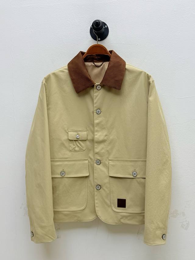 驴牌 皮革装饰翻领工装夹克、代工厂p出品 早秋新品 这款翻领夹克选用当下流行的园艺工装版型，搭配罗纹皮革衣领与皮革徽标贴饰，将复古与现代时尚完美融合 胸前迷你翻