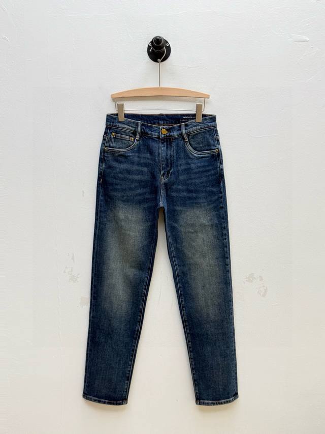 驴牌 马里奥联名毛织装饰牛仔裤、代工厂p出品 早秋系列 这款牛仔裤采用经典的直筒微锥版型，铆钉和门襟纽扣均镌刻品牌标识，细节还原原版质感 后腰皮标压印品牌Log