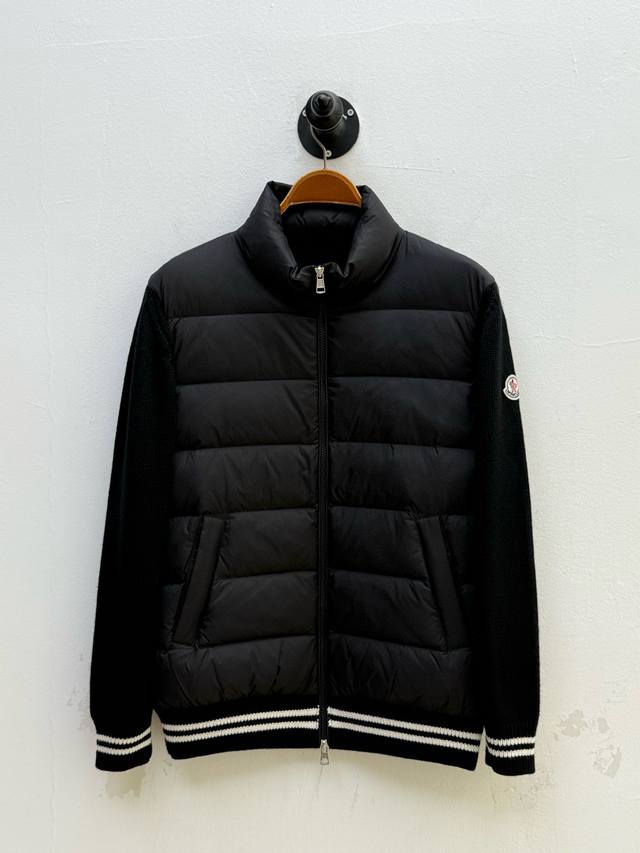 Mon 轻薄拼接立领羽绒服、代工厂p出品 秋冬新品 这款轻薄羽绒服采用较为修身版型，通过将羽绒服和针织衫的巧妙拼接，保留了必要的保暖性与利落廓形的同时打破传统羽