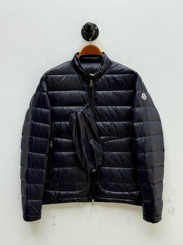 Mon Acorus可折叠短款羽绒夹克、代工厂p出品 秋冬新品 这款夹克选用经典Acorus版型，裁剪极其利落干脆， 将品牌隽永美学与户外运动巧妙融合，重新诠释