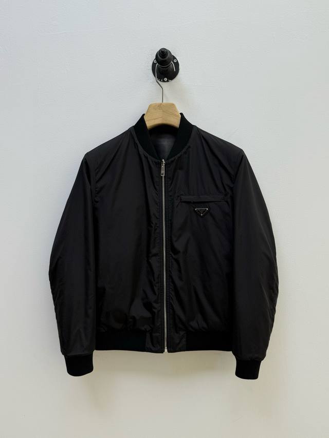 pr 棒球领双面穿皮衣、代工厂p出品 秋冬新品 这款夹克选用经典版型，搭配胸口涂珐琅三角标设计，以羊皮材质重新演绎都市时尚绅装 胸袋的设计为单品注入优雅气息 门