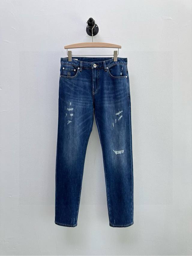 Bc 五袋刺绣徽标牛仔裤 弹力丹宁牛仔 早春系列 质密柔软、舒适有型 小直筒版型 石洗靛蓝色调、经典清新自然、休闲惬意百搭、以别具一格的靛蓝丹宁布巧妙搭配小直筒