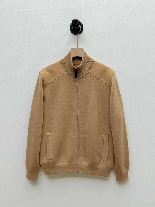 pr 皮革装饰羊绒混纺拉链开衫、代工厂p出品 秋冬新品 这款羊绒混纺开衫选用经典立领常规版型，搭配肩部的皮革装饰，打破了纯针织品的单一感，注入了品牌独有的机能与