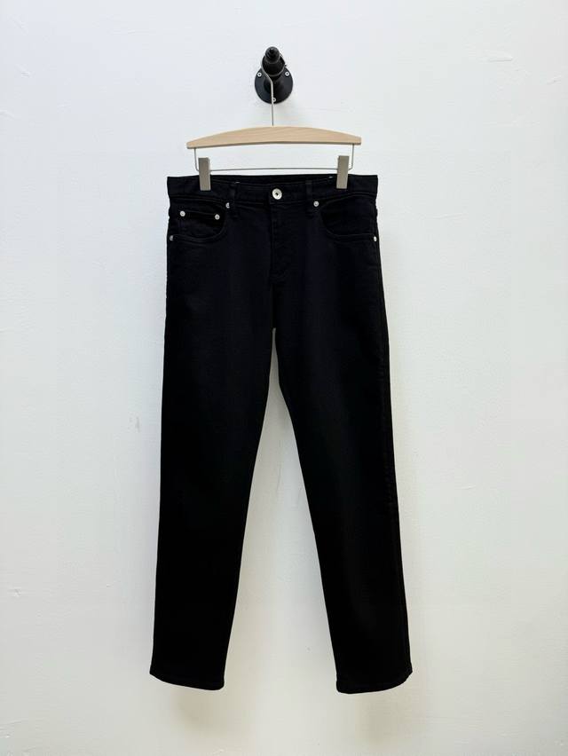 Bc 五袋刺绣徽标牛仔裤 春夏系列 弹力丹宁牛仔 质密柔软、舒适有型 小直筒版型、正面同色系刺绣徽标图案点缀、平腰纽扣拉链开合、休闲惬意百搭、小直筒剪裁，造就率