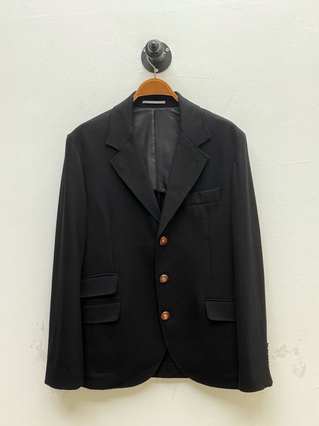 Bc三粒扣羊毛休闲西服、代工厂p出品 早秋系列 这款西服选用相对正式一点的三粒扣版型，门襟纽扣饰有品牌徽标，低调彰显品牌身份 口袋衬布选用铜氨丝面料，手感顺滑，