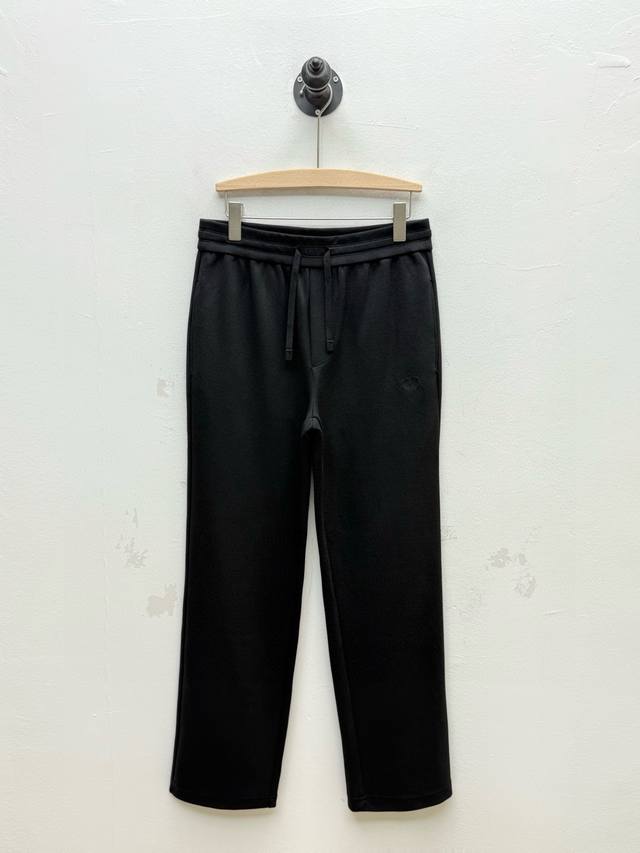 D 徽标刺绣装饰抽绳运动裤、代工厂p出品 早秋新品 这款卫裤采用经典的直筒版型，左侧裤腿饰有品牌徽标刺绣，图案清晰立体，针线均匀密实，还原高奢质感 面料选用面料